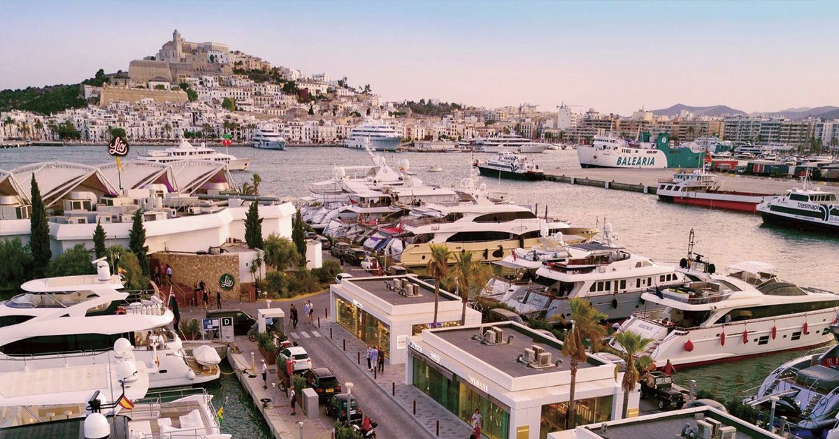 La isla te espera: tus vacaciones de lujo en Ibiza empiezan aquí