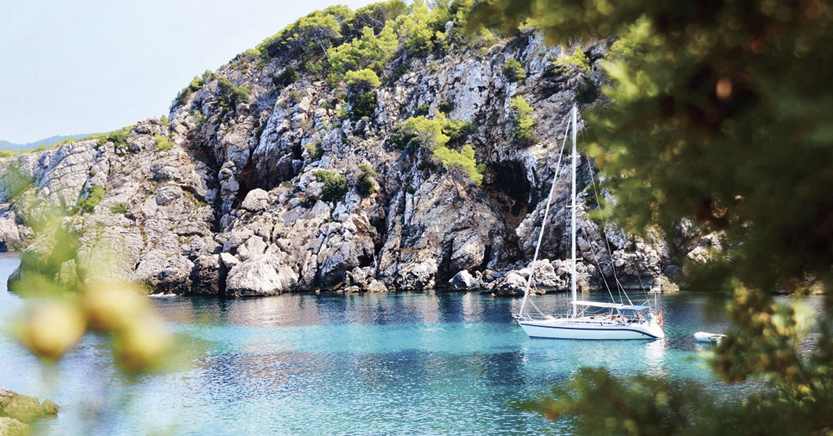 velero en cala de ibiza
