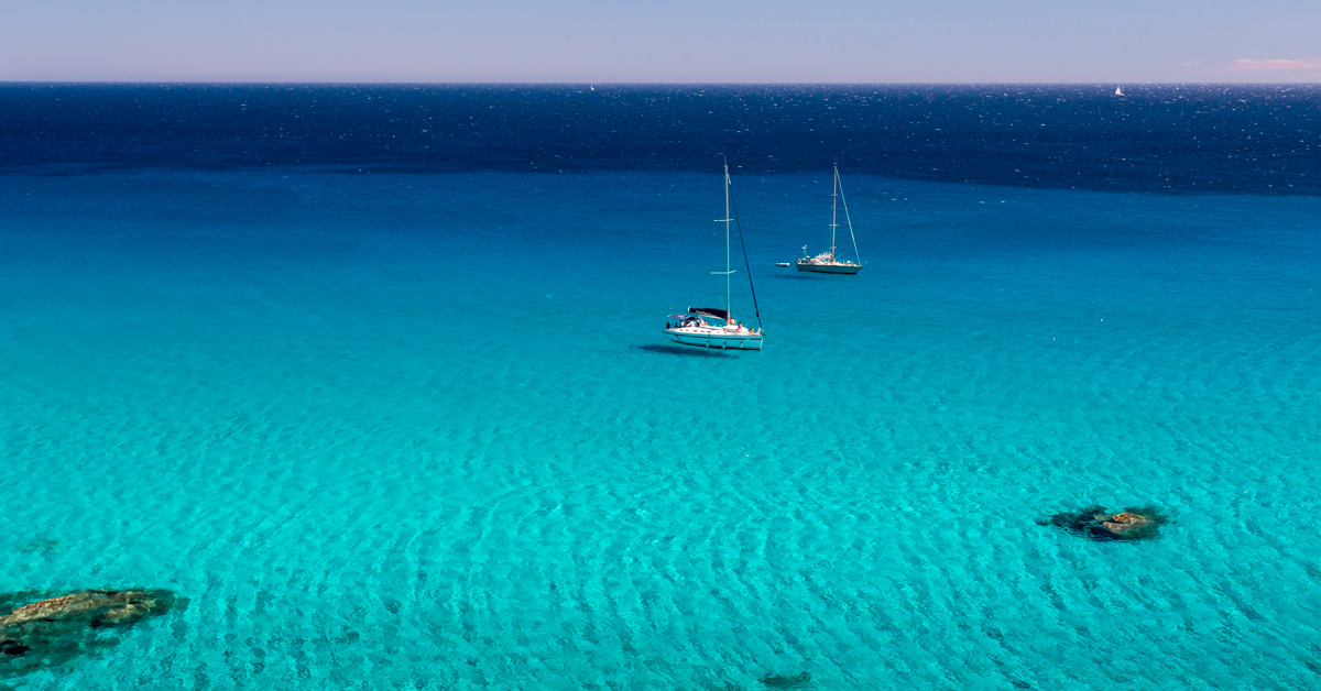 Rutas en barco en Ibiza imprescindibles para tus vacaciones en el mar