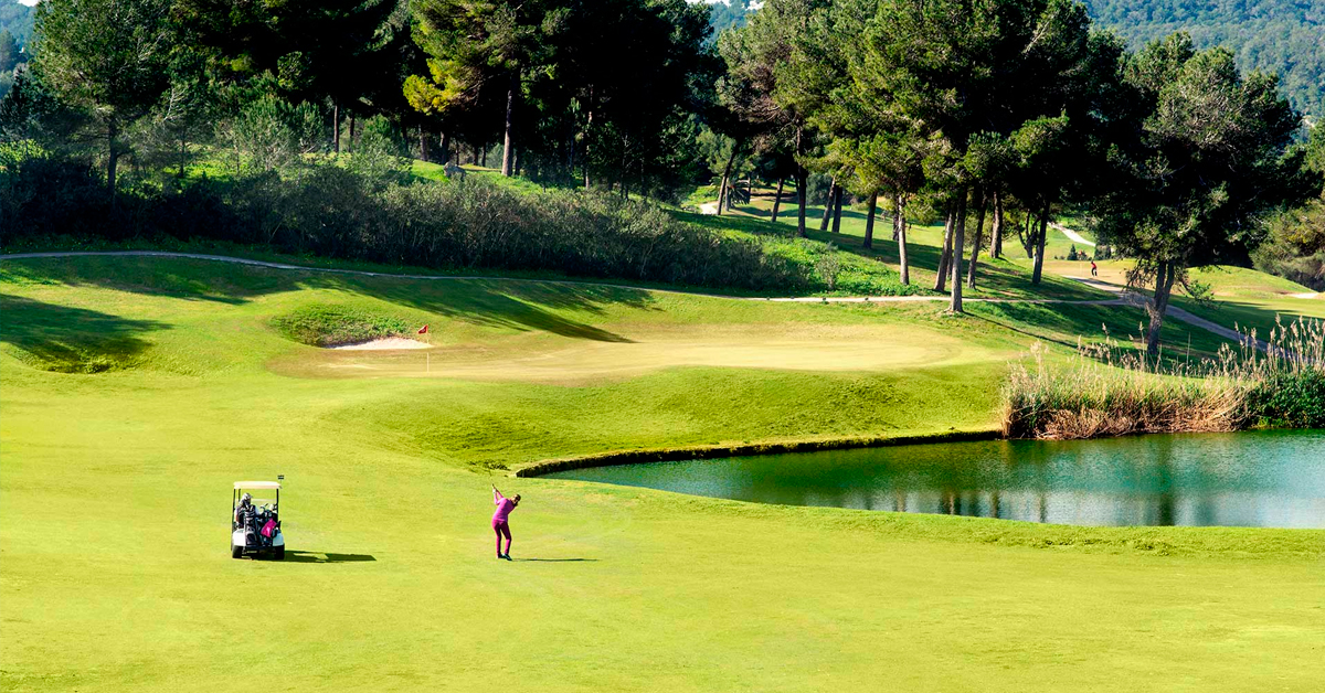 persona jugando golf en ibiza