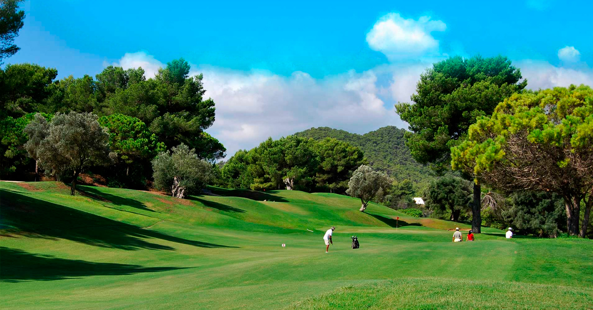 personas jugando golf en ibiza