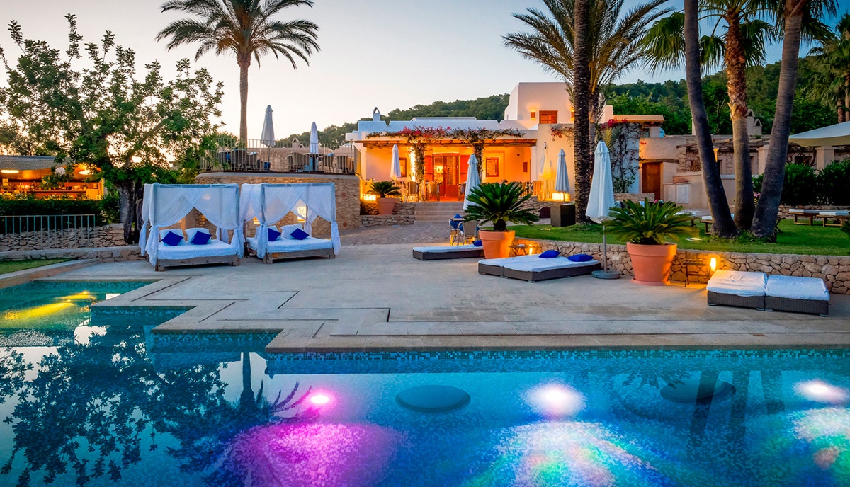 La felicidad se compone de buenos momentos: puestas de sol, siestas bajo los algarrobos, baños en la piscina, noches estrelladas...