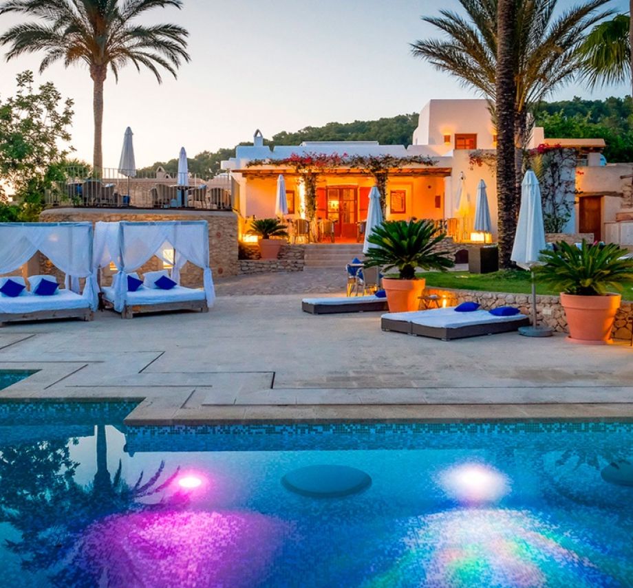 La felicidad se compone de buenos momentos: puestas de sol, siestas bajo los algarrobos, baños en la piscina, noches estrelladas...