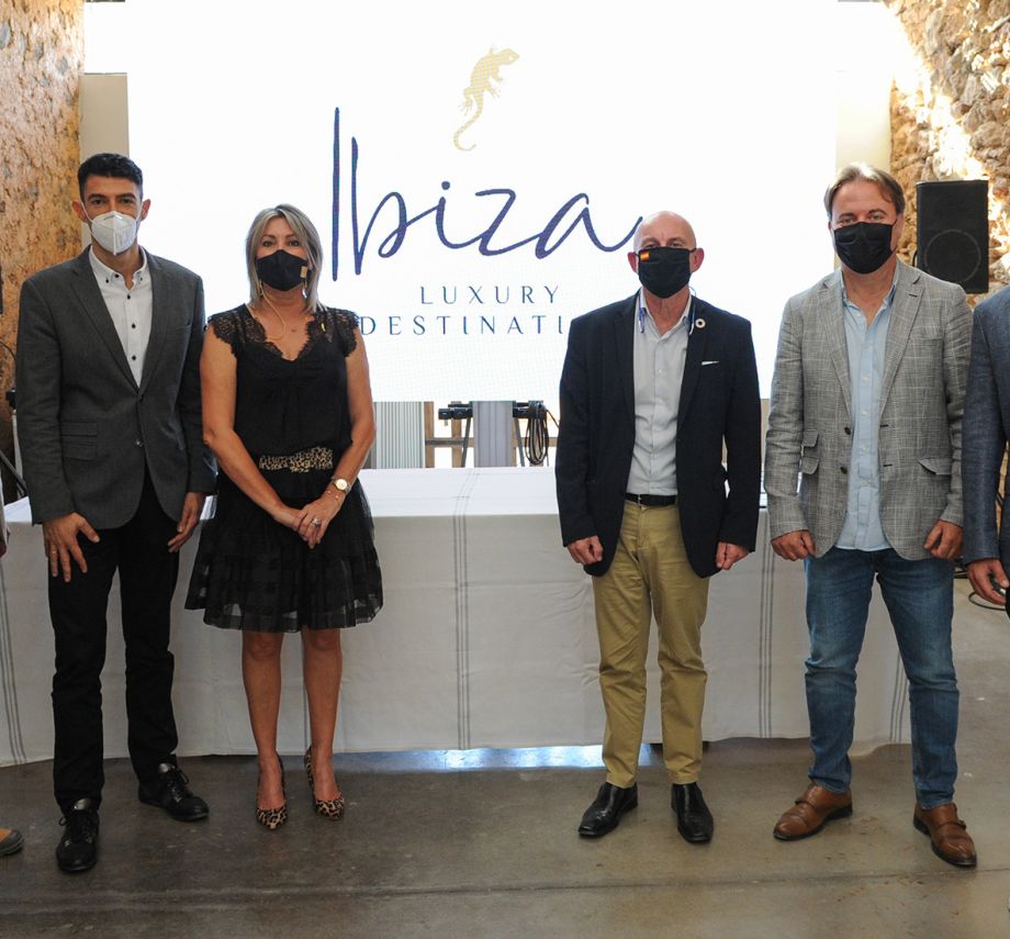 Ibiza Luxury Destination renueva su Junta Rectora y entrega las placas de la marca a sus empresas asociadas.