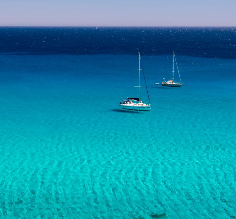 Rutas en barco en Ibiza imprescindibles para tus vacaciones en el mar