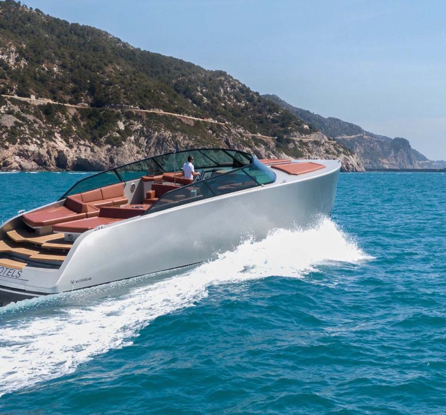 Sube a bordo del barco The Sir Boat y descubre Ibiza.