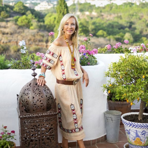 CARMEN LOMANA