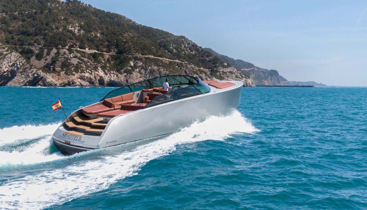 Sube a bordo del barco The Sir Boat y descubre Ibiza.